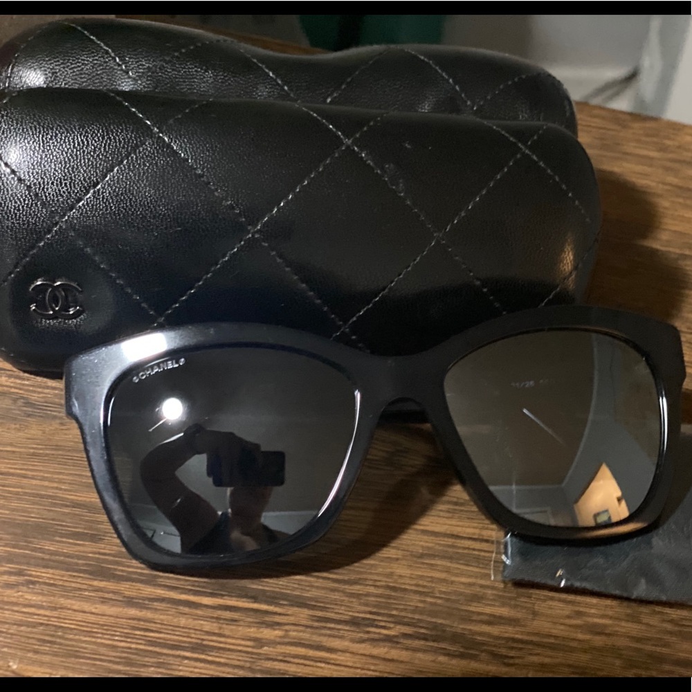 Chanel Sunglasses (authentic) with black CC logo - Picture 3 of 7